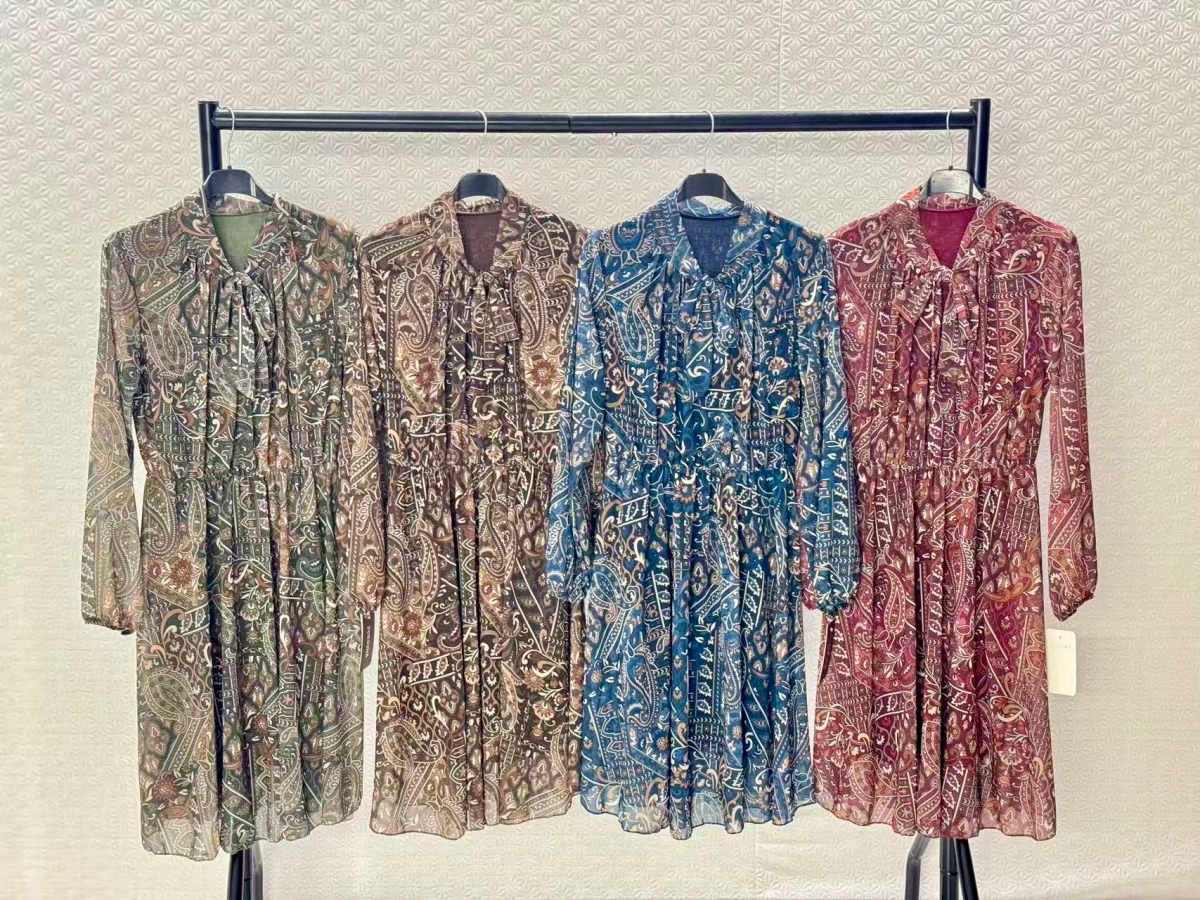 Printed dress with a lavallière collar and elastic waist 2
