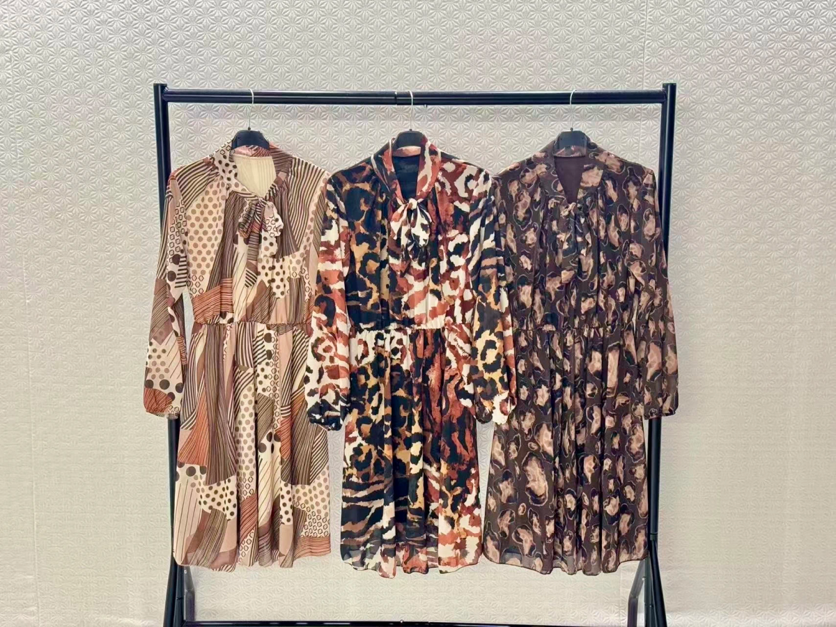 Printed dress with a lavallière collar and elastic waist 2