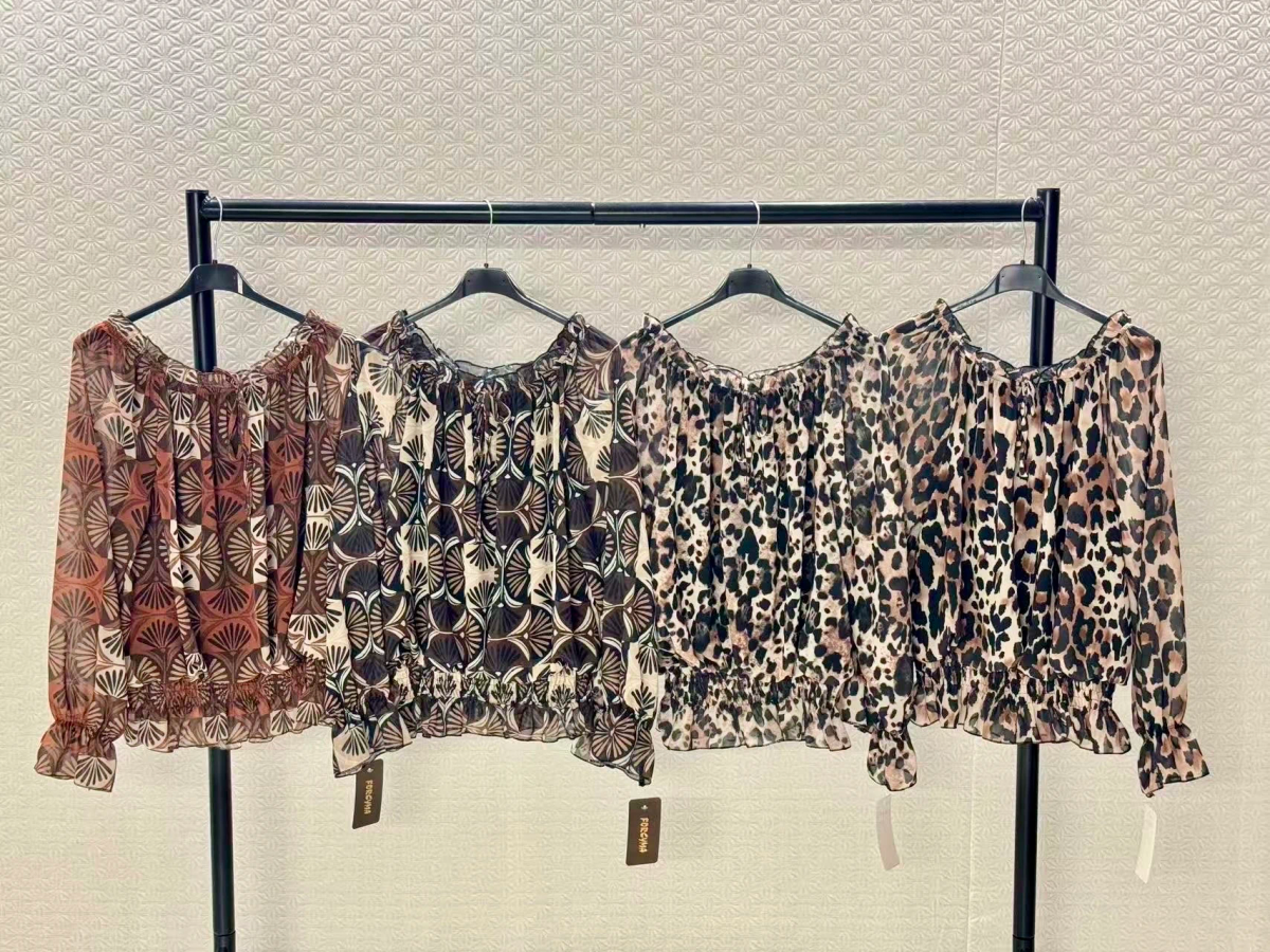 Off-the-shoulder printed blouse with viscose lining 2