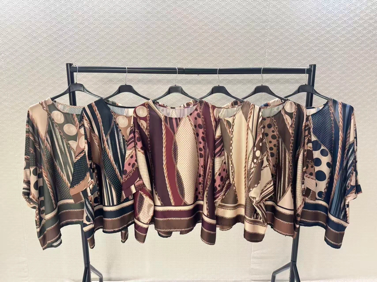 Blouse satinée oversize à imprimé foulard chaînes et pois 2
