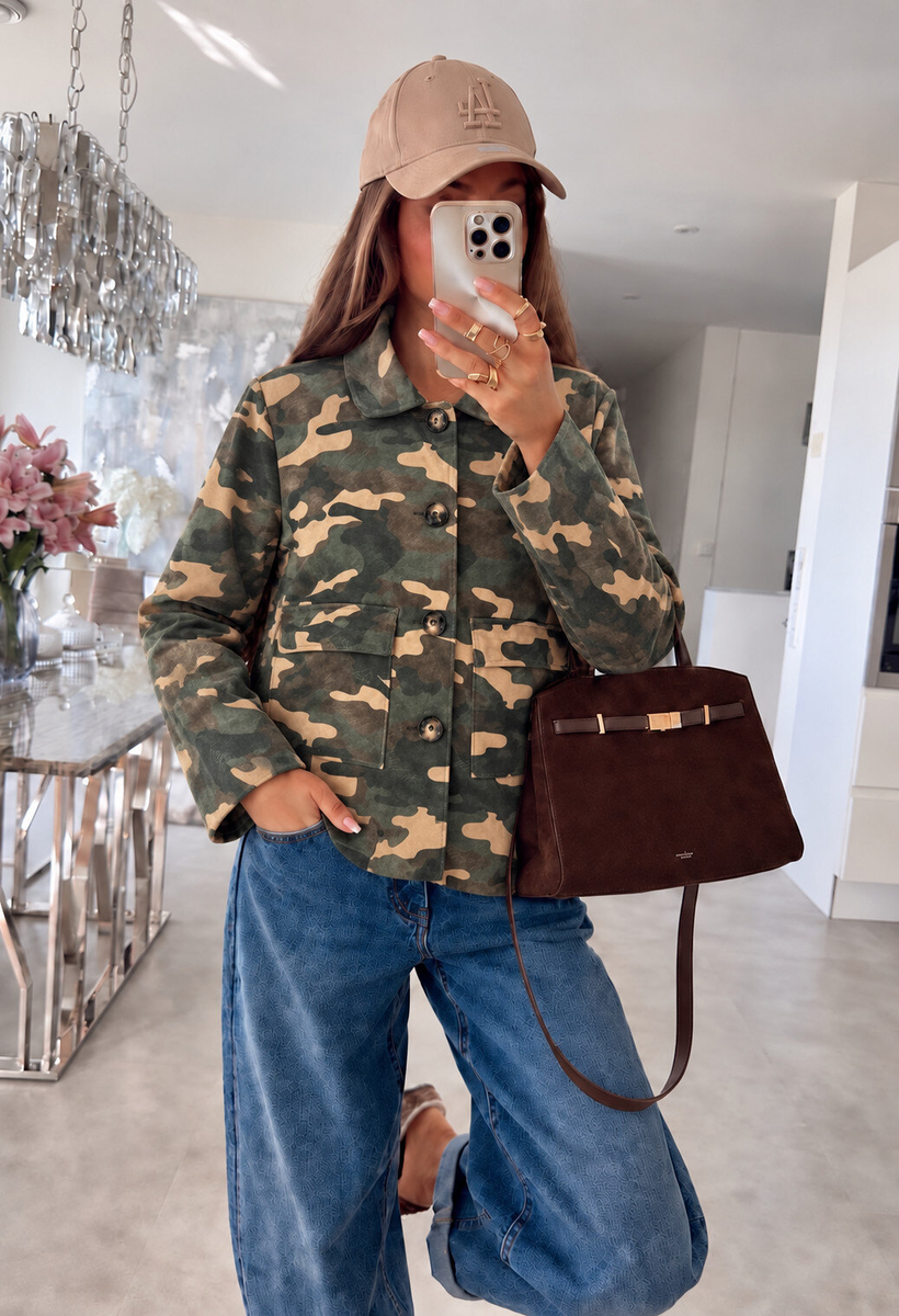 Veste chemise en suédine imprimé camouflage   détail poches
