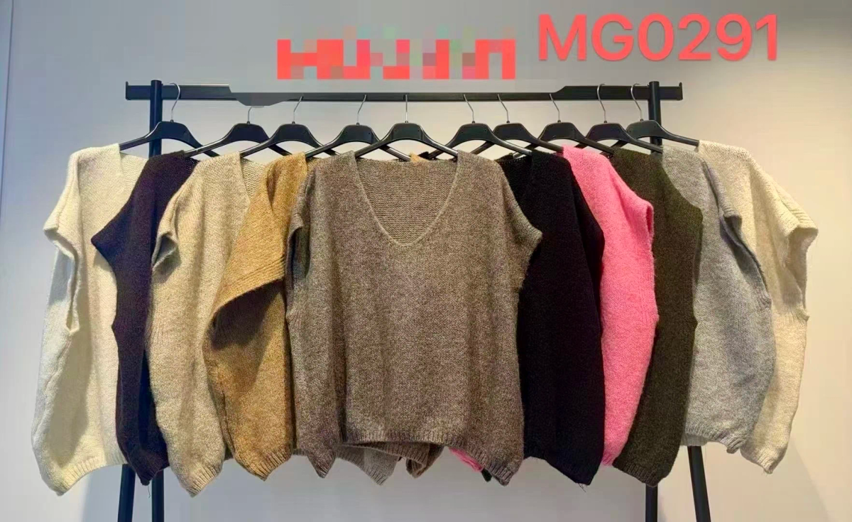 Pull oversize en maille douce à col V et manches courtes 2