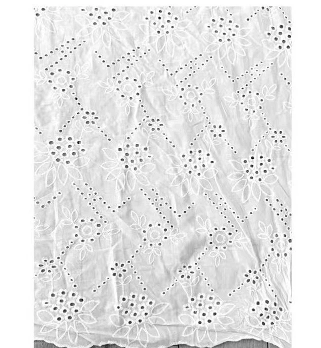 Robe longue bohème blanche à motif  brodé – épaules dénudées avec ceinture tressée 2