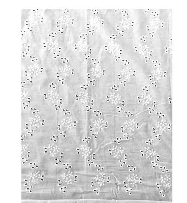 Robe longue bohème blanche à motif  brodé – épaules dénudées avec ceinture tressée 2