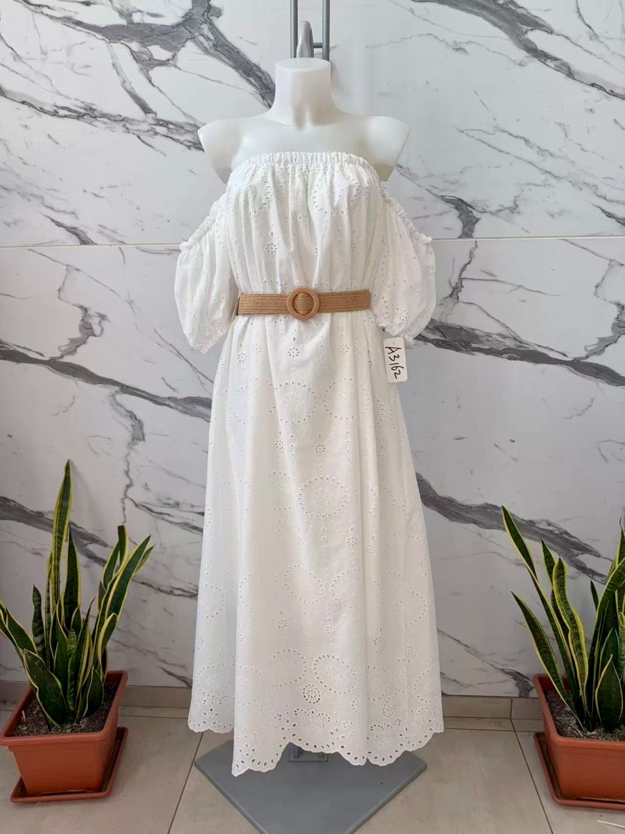Robe longue bohème blanche à motif  brodé – épaules dénudées avec ceinture tressée 2