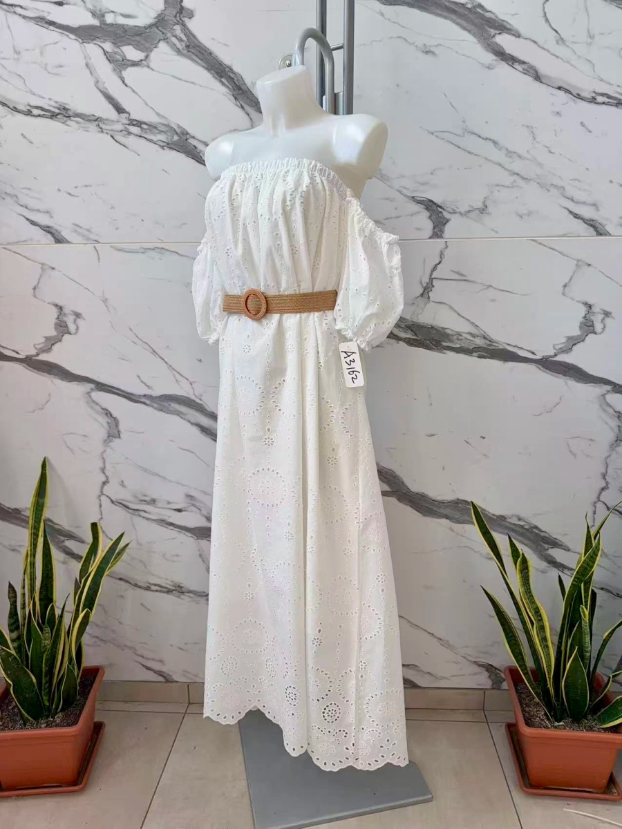 Robe longue bohème blanche à motif  brodé – épaules dénudées avec ceinture tressée 3