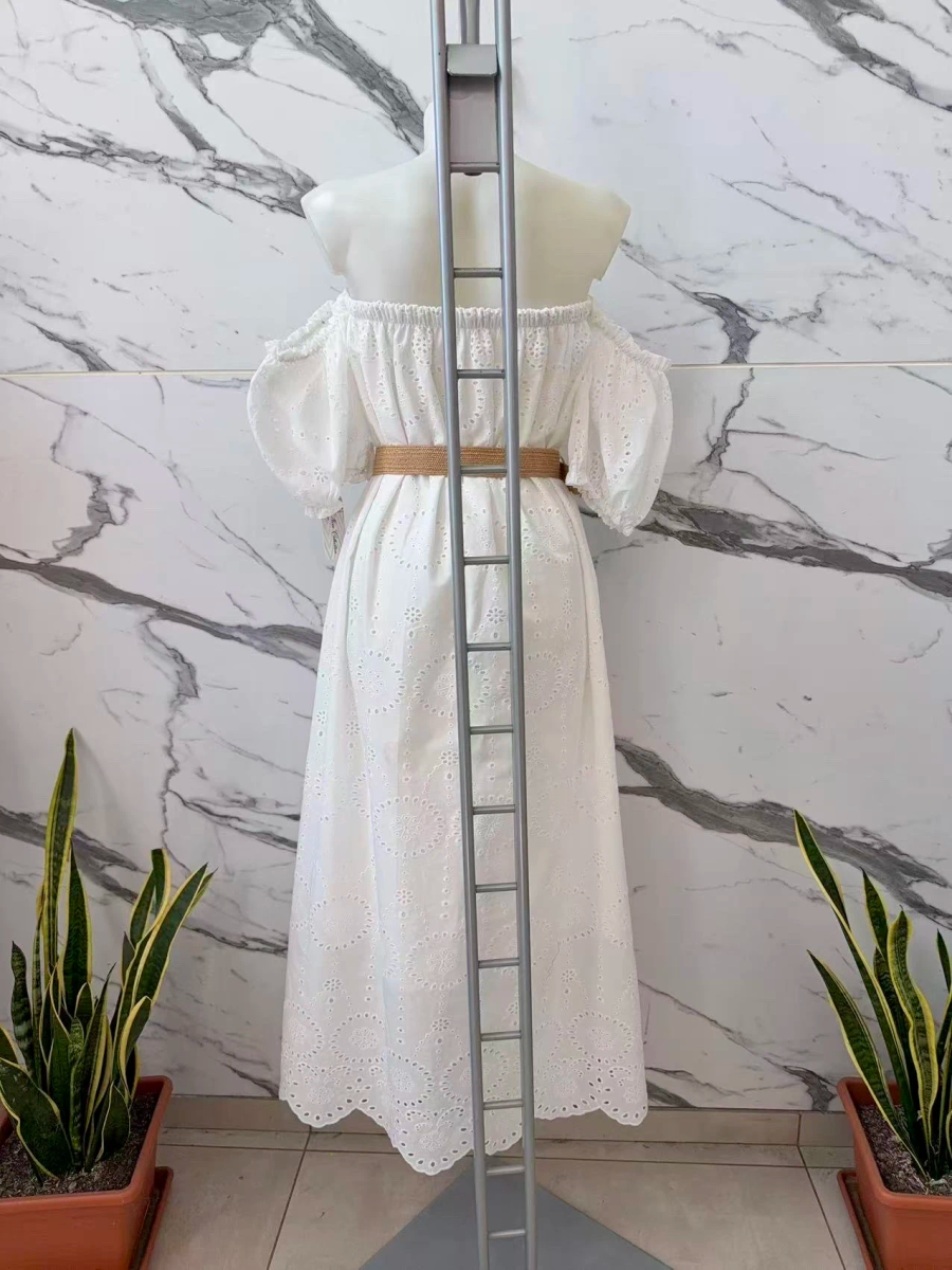 Robe longue bohème blanche à motif  brodé – épaules dénudées avec ceinture tressée 4