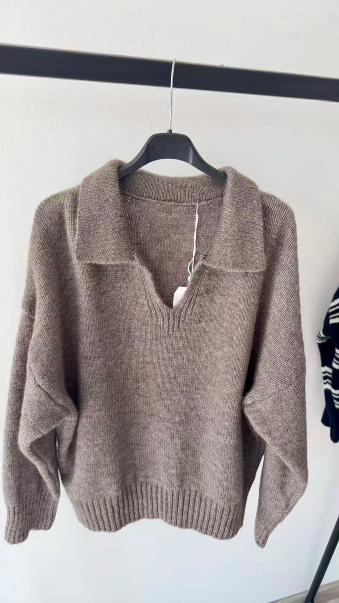 Soft knit sweater with open polo collar – relaxed fit 3