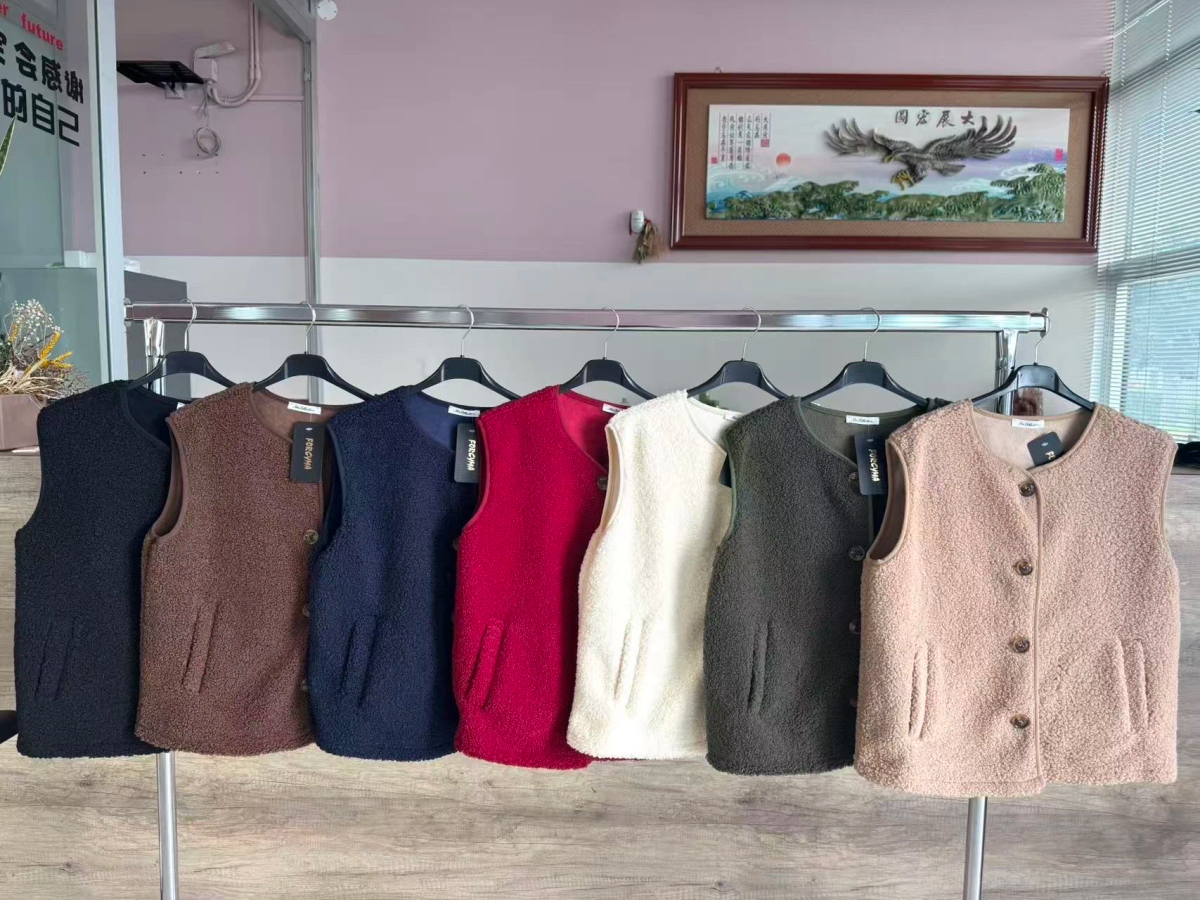 Sleeveless vest with buttons and pockets 2