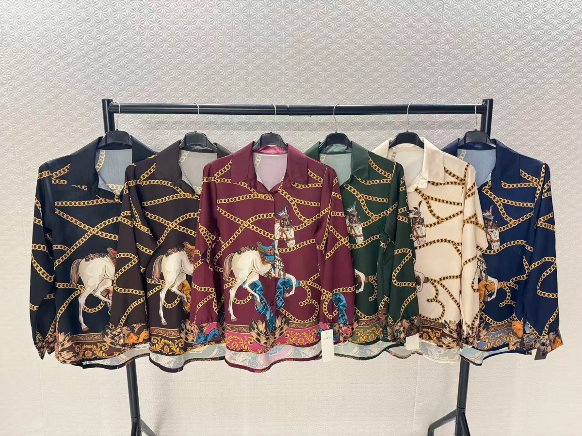 Chemise oversize satinée à imprimé équestre chaînes dorées 2