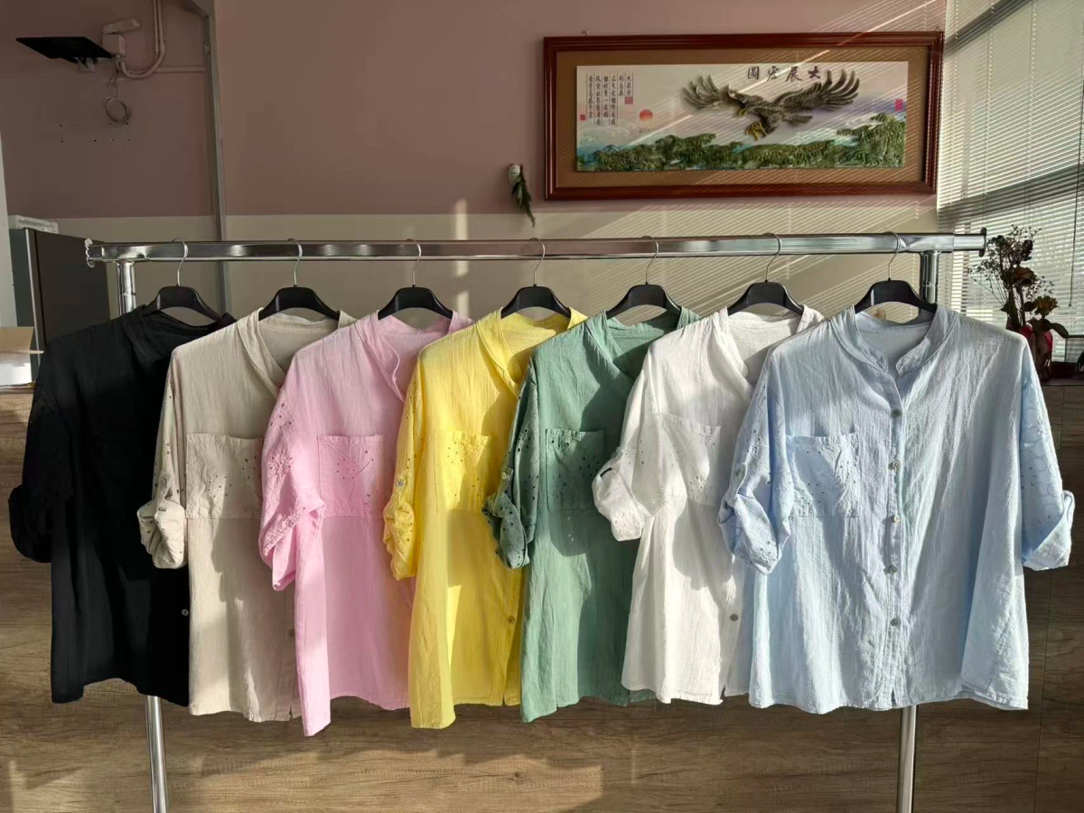 Chemise oversize brodée – col mao et manches retroussées, style casual chic 2