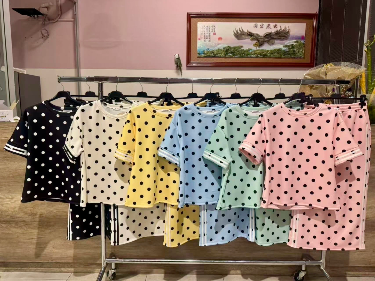 Ensemble Jupe Midi & Top à Pois – Détails Bandes Sport Chic 3