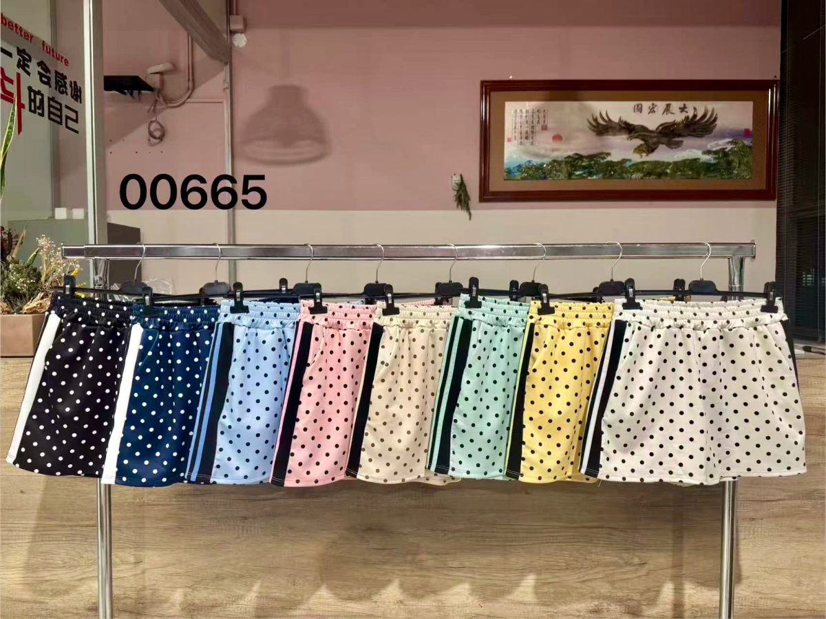 Short à pois avec bandes latérales taille élastique et poches 2