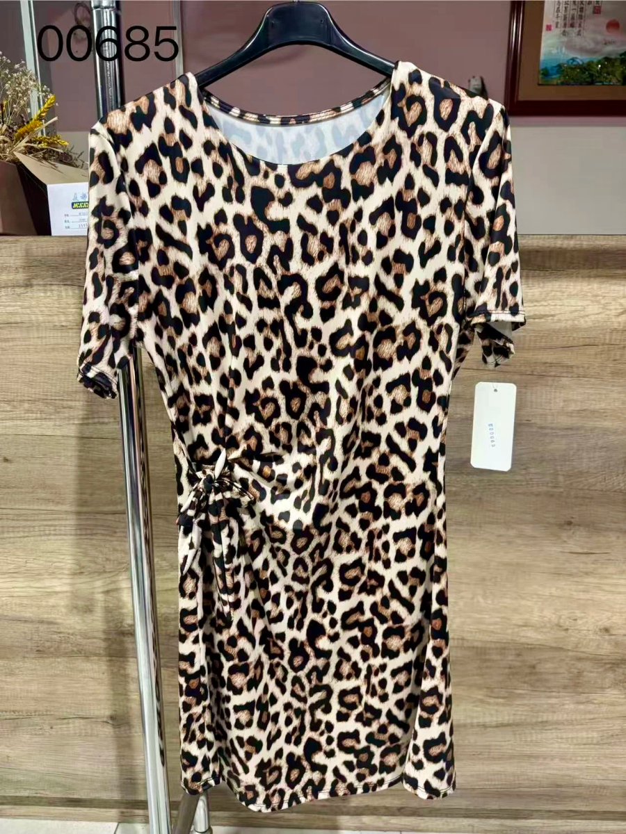 Robe courte léopard cintrée avec nœud latéral et manches courtes 2