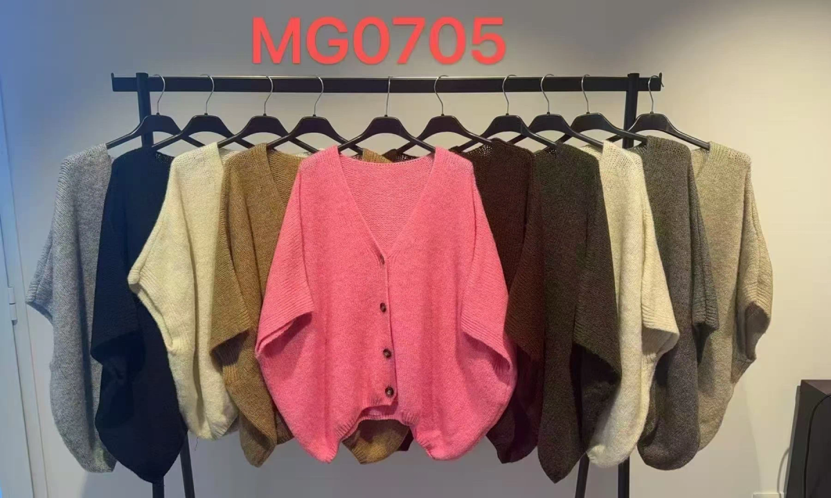 Soft knit sweater with open polo collar – relaxed fit 2