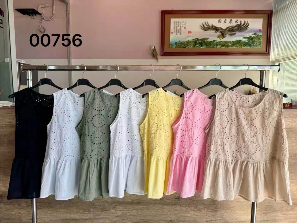 Top détail broderie anglaise sans manches 2