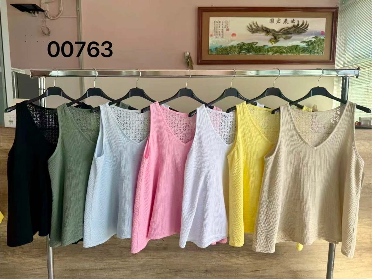 V-neck cotton gauze top with lace detail on the back 2