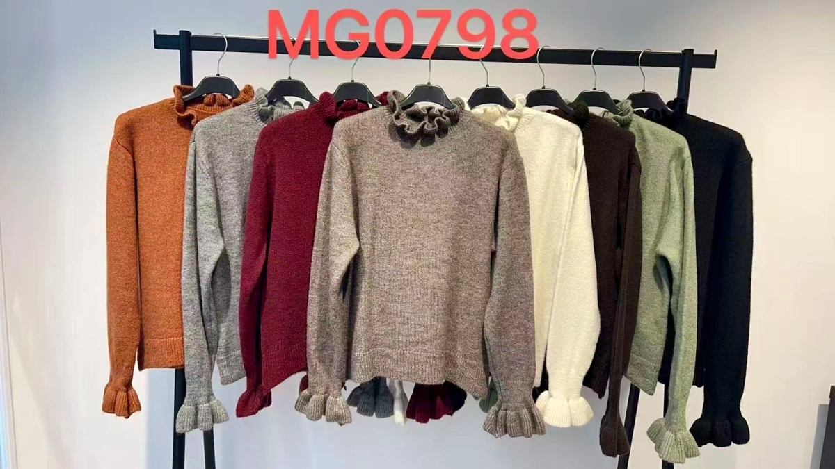 Pull en maille col montant volanté et poignets à volants 2