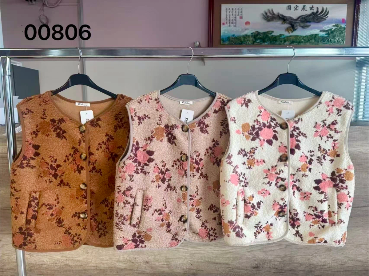Teddy vest with floral pattern pockets 2