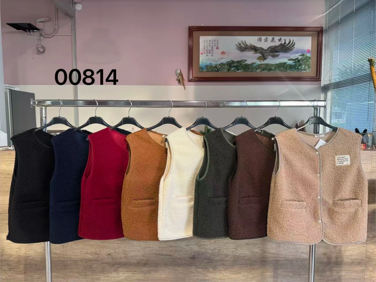 Sleeveless teddy vest with pockets 2