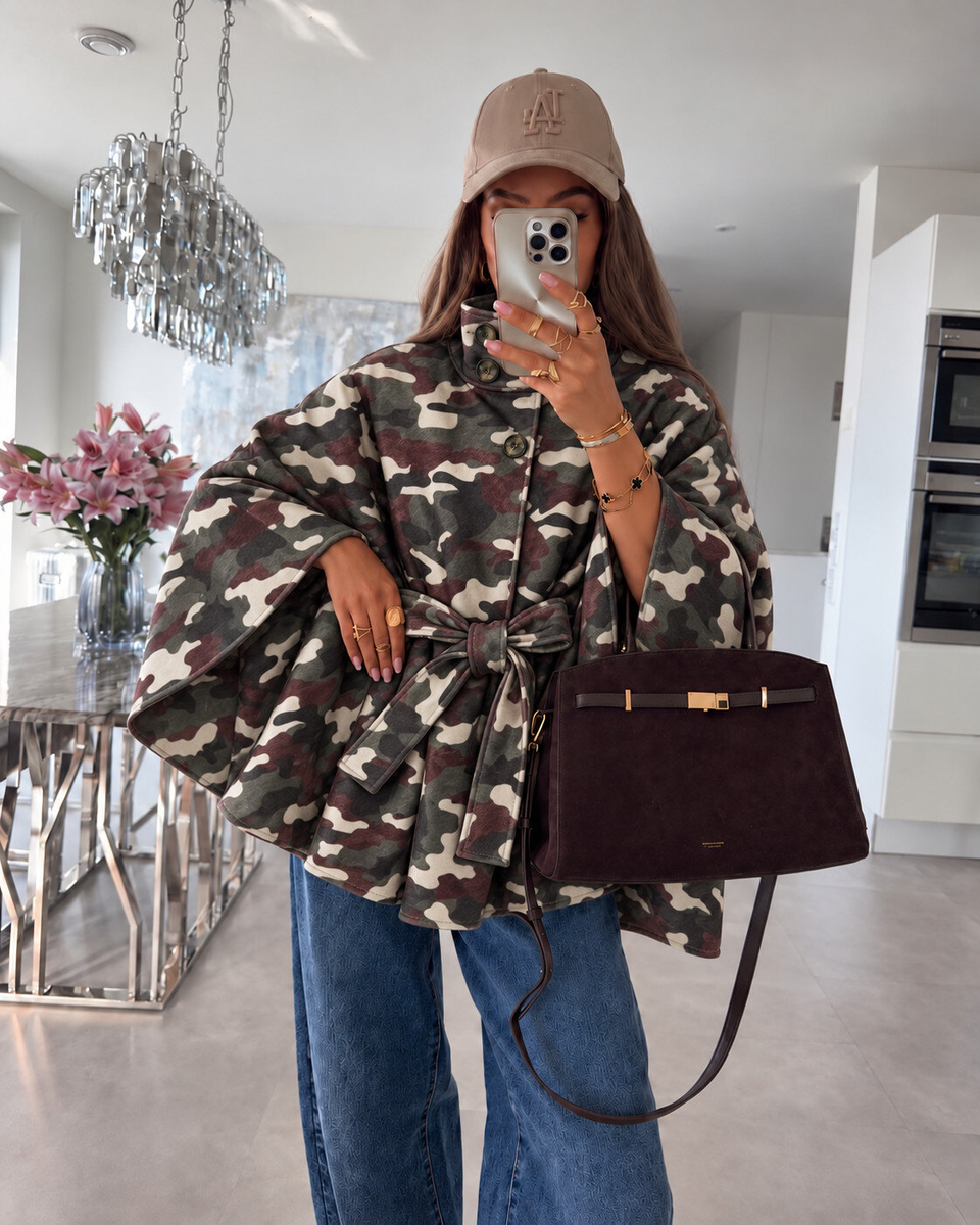 Poncho cape ample à col montant imprimé camouflage   boutonné et ceinture à nouer