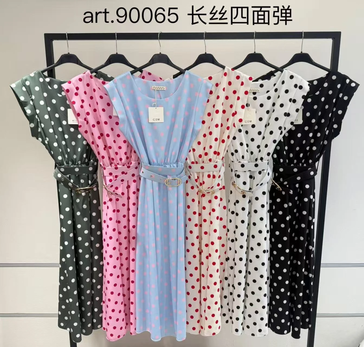 Polka dot dress with elegant cut belt 2
