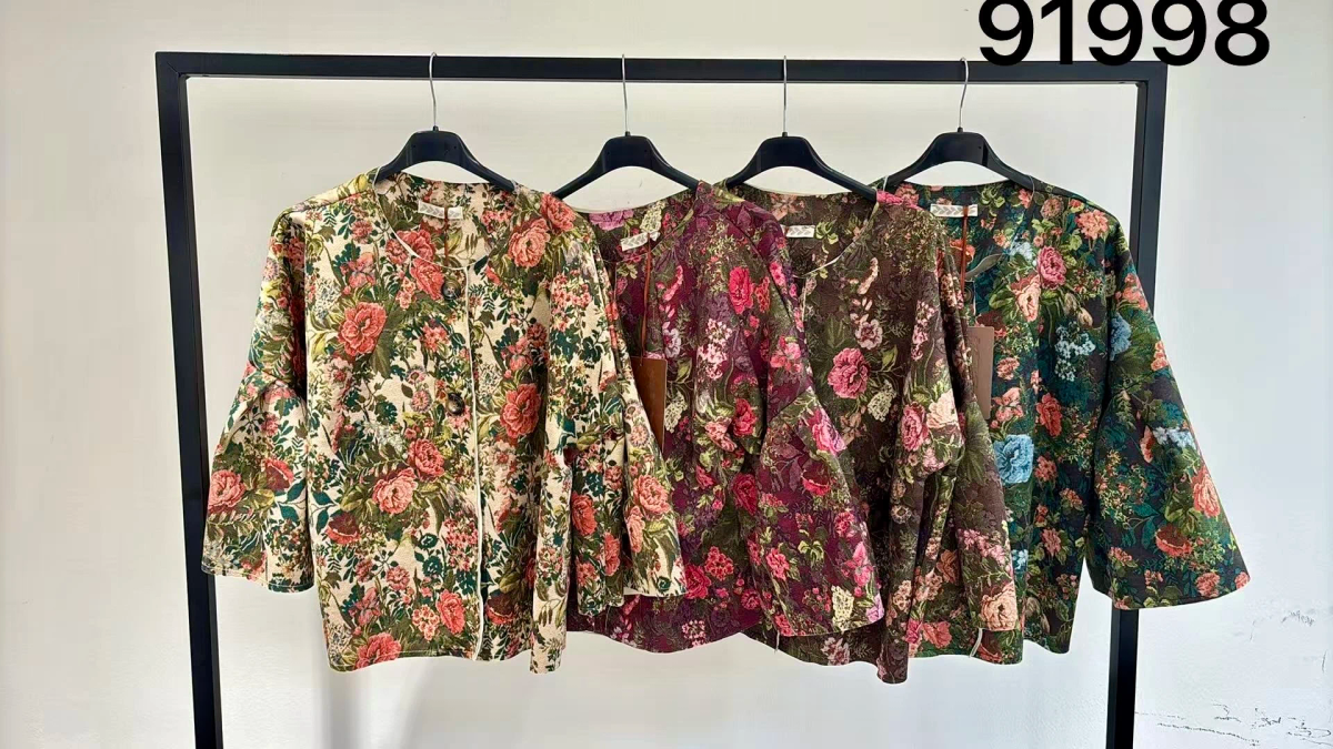 Veste style cape en suédine fleurie 2