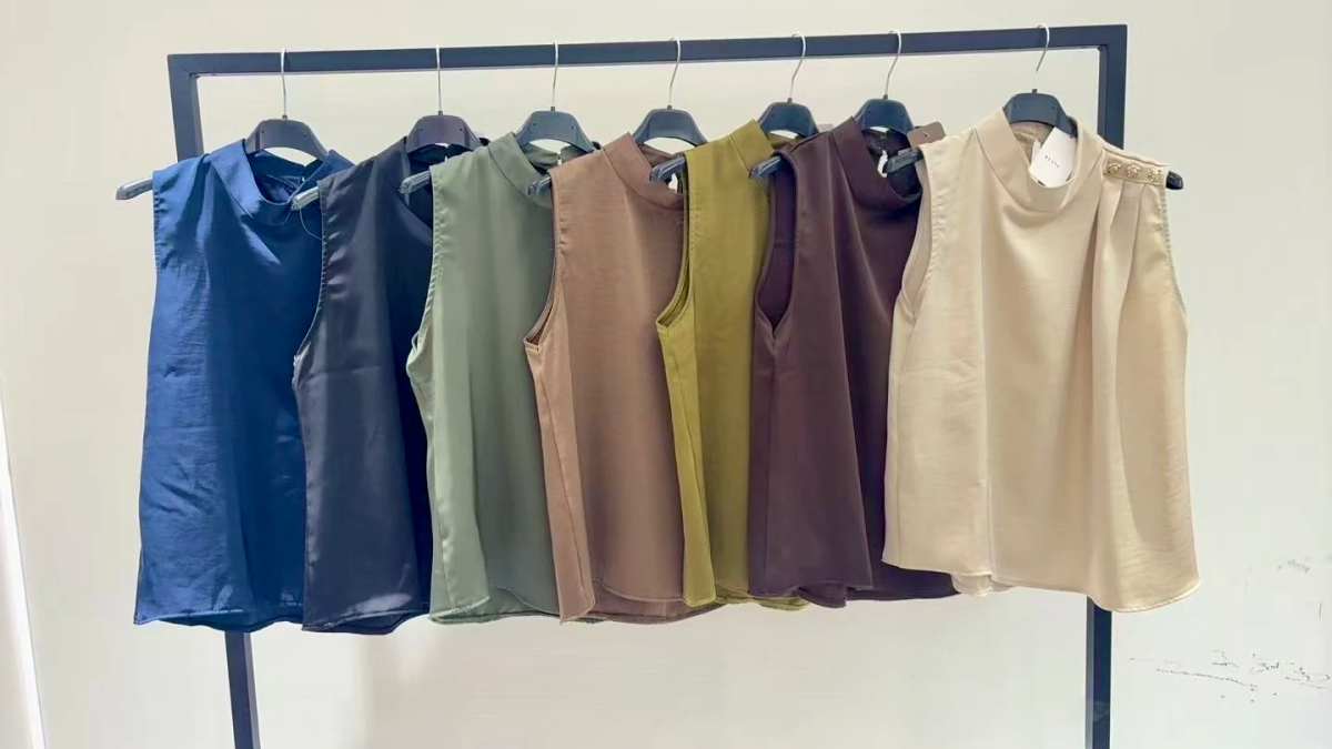 Top effet soie satiné sans manches boutons bijoux épaule 2