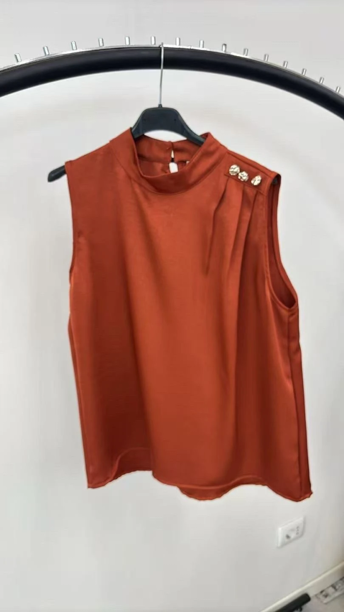 Top effet soie satiné sans manches boutons bijoux épaule 3