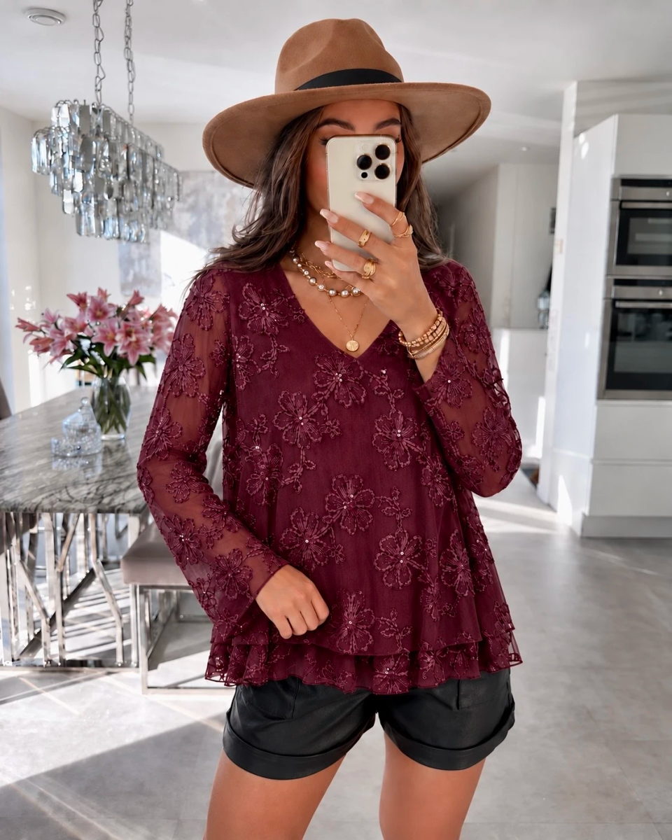 Blouse col V  à volant avec broderies florales et sequins