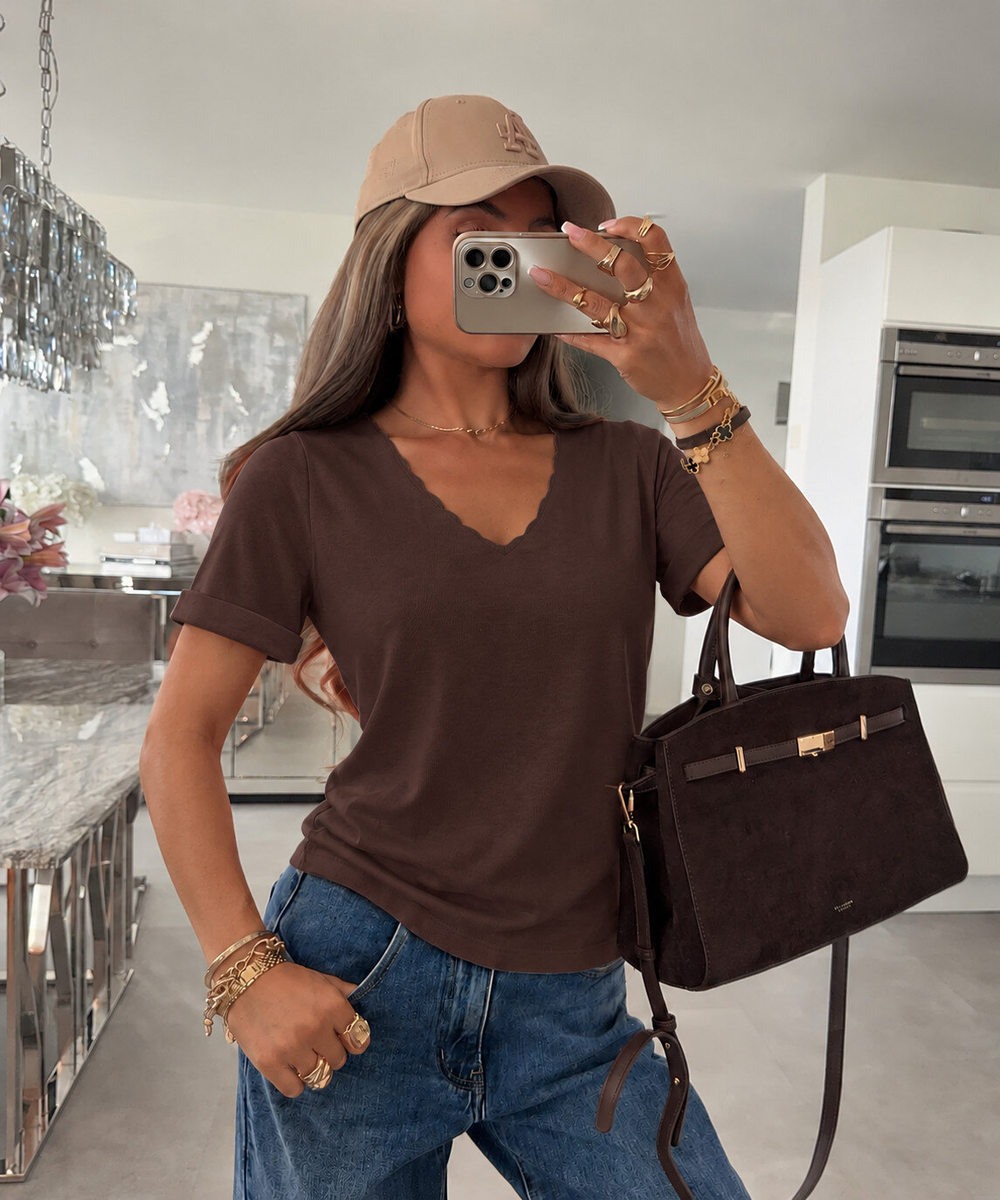 Top liso con cuello en V festoneado y mangas cortas